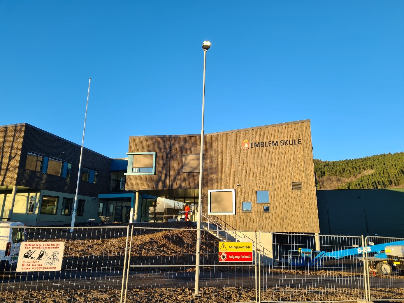 Emblem skole og idrettshall 17