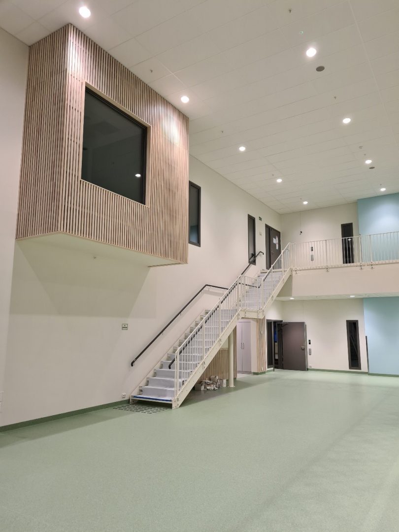 Emblem skole og idrettshall 16